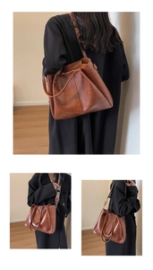 Detail der braunen Vintage-Einkaufstasche aus PU-Leder mit floralem Web-Schultergurt