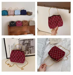 Détail du sac boîte en velours matelassé avec cristaux et poignée anneau dorée