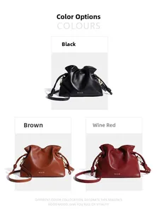 Vue détaillée des sacs seaux plissés en noir, marron et bordeaux avec texture lisse