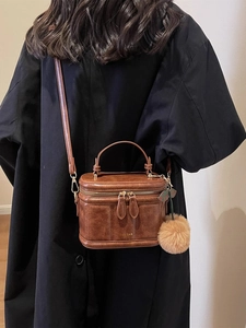 Sac bandoulière vintage en similicuir marron avec poignée et breloque boule en peluche