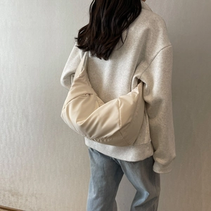 Grand sac cabas matelassé beige porté, illustrant sa grande capacité et sa texture moelleuse
