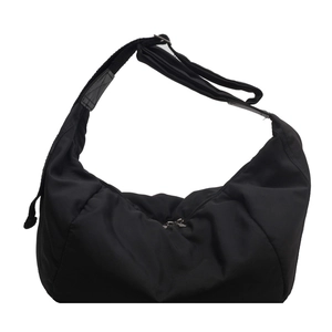 Sac hobo demi-lune minimaliste en nylon noir avec large bandoulière et fermeture éclair
