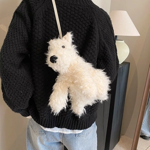 Graziosa borsa a tracolla in peluche bianco a forma di cane indossata da una modella
