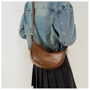 Braune Vintage-Halbmondtasche aus Öl-Wachs-Leder im Crossbody-Stil am Model