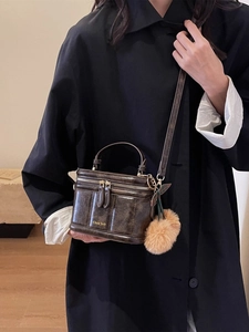 Sac boîte vintage marron en cuir huilé avec fermeture éclair et pompon en peluche