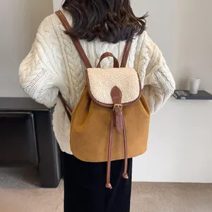 Dettaglio dello zaino vintage in pelle scamosciata con patta in agnello e coulisse