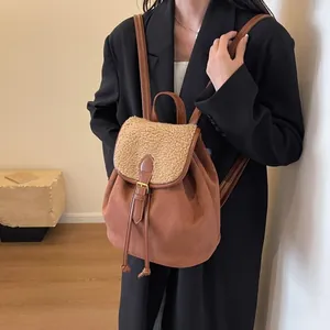 Dettaglio dello zaino in shearling e pelle scamosciata con cordoncino in cuoio e fibbia