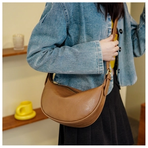 Braune Halbmond-Tasche aus Kunstleder mit verstellbarem Gurt und edler Textur