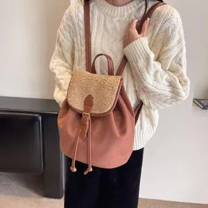 Dettaglio zaino vintage in pelle scamosciata marrone con patta in shearling e coulisse