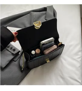 Innenansicht der schwarzen Schultertasche mit Platz für Handy und Kosmetikartikel