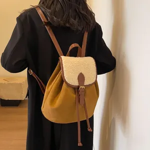 Dettaglio dello zaino in pelle scamosciata con finiture in agnellino e spalline in cuoio