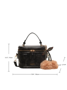 Détail du petit sac noir en cuir vintage avec dimensions 18x13x11cm et breloque cerise