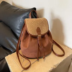Dettaglio zaino in pelle scamosciata vintage con bordo in agnellino e coulisse