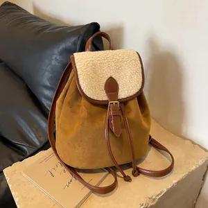 Dettaglio dello zaino vintage in pelle scamosciata marrone con inserti in pile panna