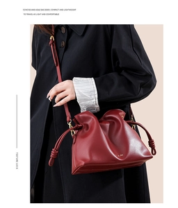 Détails du sac seau en cuir bordeaux avec plis nuage et bandoulière amovible