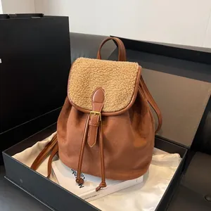 Zaino in pelle scamosciata marrone con patta in montone in scatola regalo di lusso