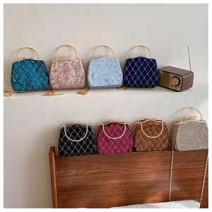 Collection de sacs de soirée en velours à losanges en huit couleurs avec poignées dorées