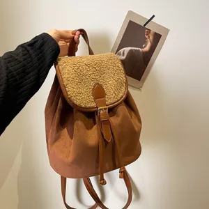 Dettaglio dello zaino vintage in pelle scamosciata marrone con bordo in agnello e fibbia