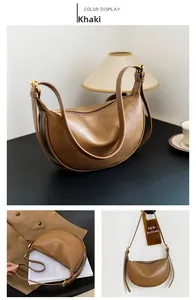 Detail der khakifarbenen Hobo-Tasche mit verstellbaren goldenen Beschlägen im Alltag