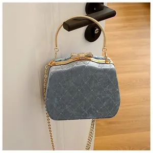 Sac boîte en velours bleu ciel avec nœud en strass et chaîne dorée sur porte