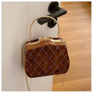 Détail du sac boîte en velours marron foncé avec matelassage diamant et fermoir doré