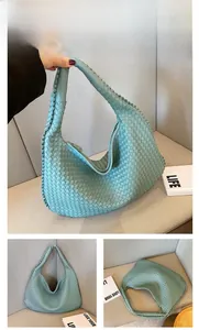 Dettaglio borsa hobo blu lago con trama intrecciata e forma a mezzaluna in stile minimalista