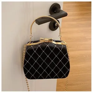 Détail de la pochette de soirée en velours noir avec motif losange en diamants