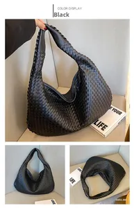 Vista dettagliata della borsa tote intrecciata nera con motivo Intrecciato e capienza