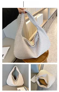 Dettaglio della borsa hobo intrecciata bianca con trama in pelle e cerniera in metallo