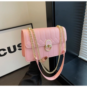 Detailansicht der rosa gesteppten Umhängetasche mit goldenem Drehverschluss und Kette