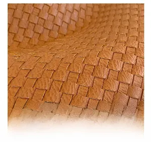 Macro della trama in pelle intrecciata marrone che mostra i dettagli dell'intreccio