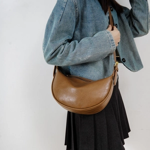 Minimalistische braune Halbmond-Umhängetasche aus glänzendem PU-Leder mit breitem Gurt