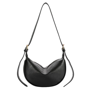 Minimalistische schwarze Halbmond-Tasche mit weicher Ledertextur und goldenen Beschlägen