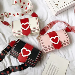 Détails des boucles en cœur et des larges bandoulières à motif cœur sur les sacs à main