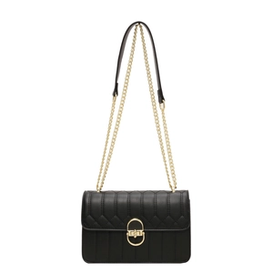 Minimalistische schwarze Stepptasche mit goldener Kette und Ovalschloss auf weißem Grund