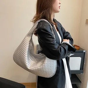 Dettaglio della trama della borsa a tracolla intrecciata argento stile hobo capiente