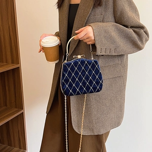 Sac boîte en velours bleu marine avec matelassage diamanté et fermoir nœud doré