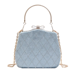Sac à main élégant en velours bleu clair avec nœud en strass et chaîne dorée chic