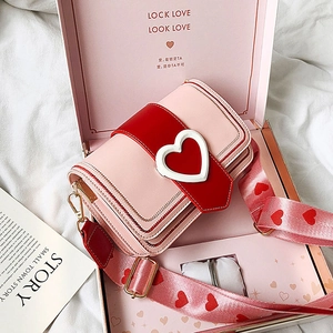 Sac à bandoulière rose et rouge avec boucle cœur et large sangle en boîte cadeau