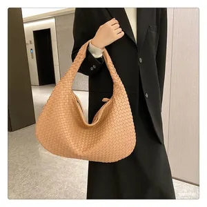 Vista dettagliata della borsa hobo kaki che mostra la complessa trama intrecciata