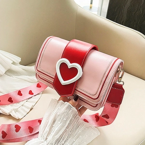 Sac à bandoulière rose et rouge avec boucle cœur et large sangle à motifs cœur