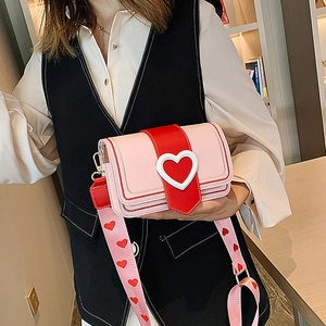 Sac à bandoulière rose et rouge en forme de cœur avec large sangle à motifs assortis