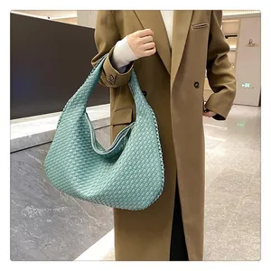 Dettaglio della borsa hobo intrecciata verde acqua con grande capacità e stile sobrio