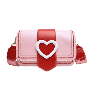 Sac à rabat cœur rose et rouge avec boucle cœur blanc et large bandoulière tissée