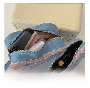 Vue détaillée de l'intérieur du sac cœur en denim montrant l'espace de rangement