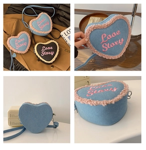 Détail du sac cœur en denim bleu avec bordure en fourrure rose et broderie Love Story