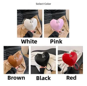 Détails de sacs à bandoulière en forme de cœur en diverses couleurs avec charm trèfle