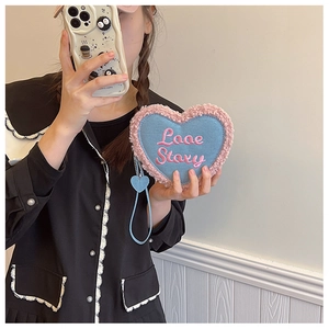 Détail du sac en jean en forme de cœur avec bordure rose et broderie Love Story