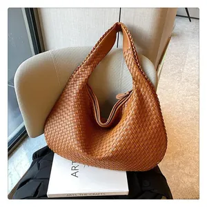 Dettaglio della borsa hobo marrone intrecciata con motivo Intrecciato