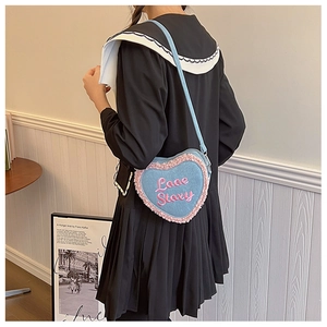 Détail du sac coeur en jean avec bordure en peluche rose et broderie Love Story